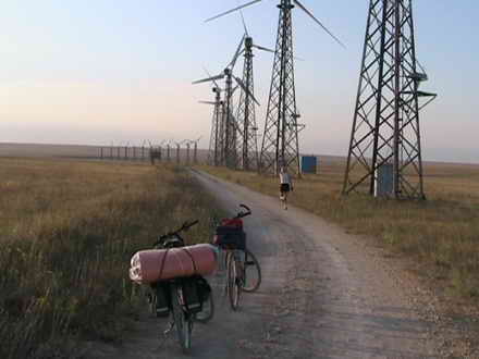 Дорога, ветряки, западный Крым