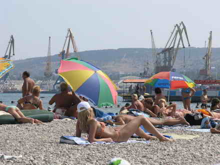 Дівчина засмагає на міському пляжі Феодосії