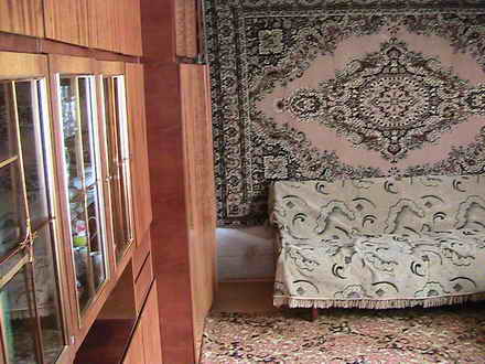 Квартира для отдых в Феодосии. Мебельная стенка, диван