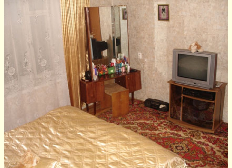 Спальня с телевизором. Подробнее: +38 050 7308200 Сдам для отдыха в центре Феодосии дом на две спальни и большой кухней-столовой
