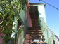 Гостиница в Береговом. Зеленый двор, вид на лестницу. Частноя гостиница в курортном поселке Береговое