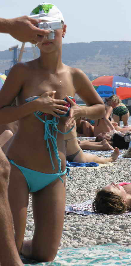 Пляжна фотосесія дівчини з вічно сповзаючим бюстгальтером