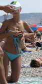 Пляжна фотосесія дівчини з вічно сповзаючим бюстгальтером