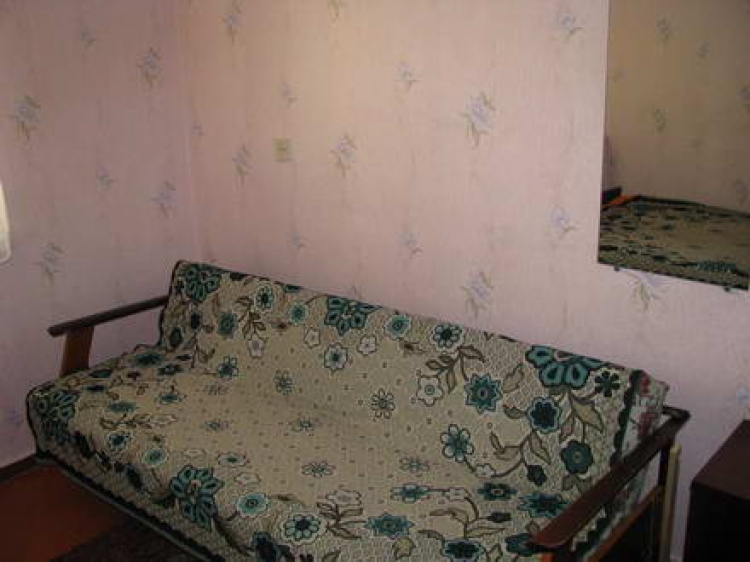 Диванчик. Подробнее: +38 050 7308200 Сдам в Феодосии трёхкомнатную квартиру со всеми удобствами в районе автостанции / железнодорожной станции Айвазовская
